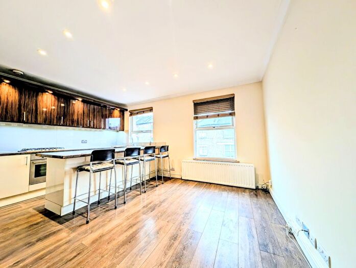 3 Bedroom Flat To Rent In Garratt Lane, London, SW17