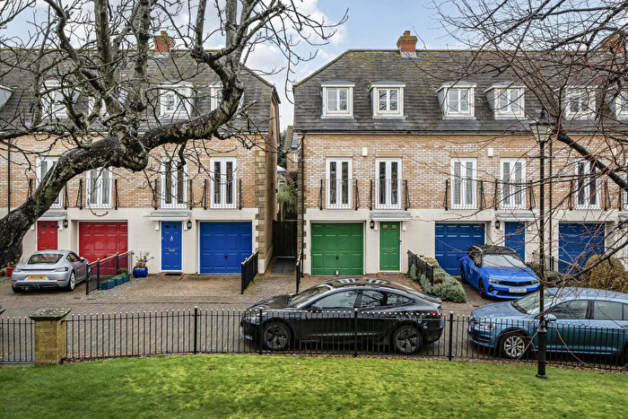 3 Bedroom End Of Terrace House For Sale In Woodlands Lane, Chichester, PO19