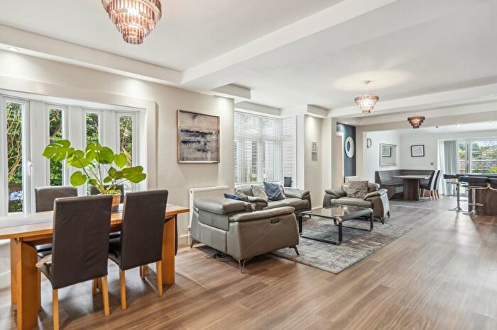 4 Bedroom Detached House For Sale In Beaconsfield Road, Farnham Common, Slough, SL2