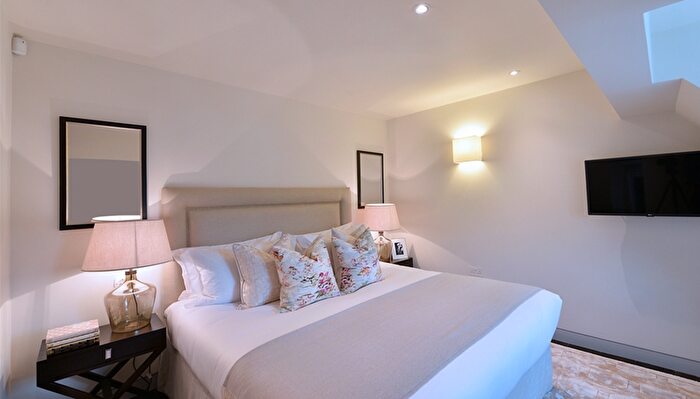 2 Bedroom Flat To Rent In Duke Street, London, W1K