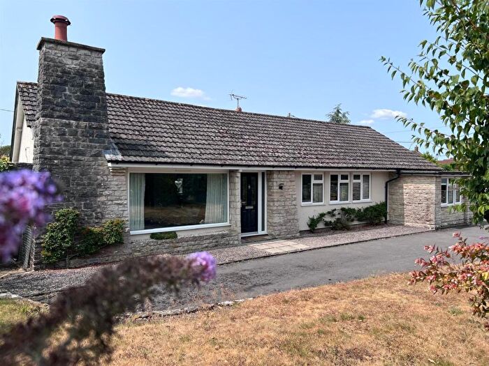 4 Bedroom Detached Bungalow For Sale In Shaftesbury Road, Gillingham, SP8