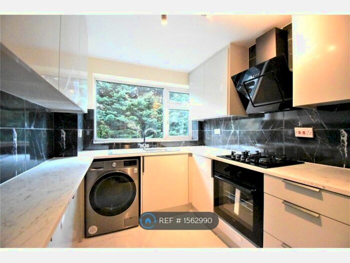 3 Bedroom Flat To Rent In Prince Andrew Close, Maidenhead, SL6