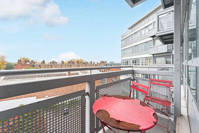 3 Bedroom Flat To Rent In Courtenay House, Brixton Hill, London, SW2