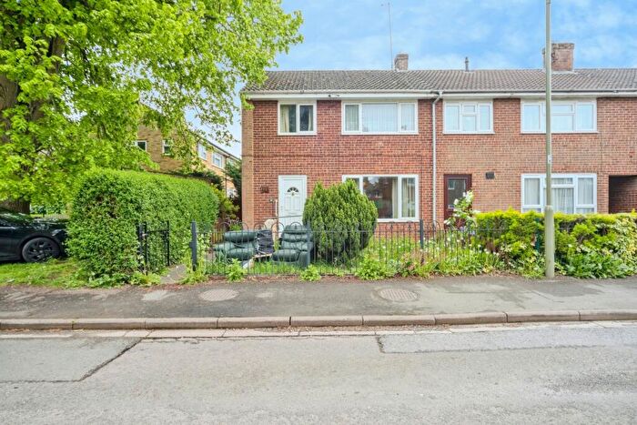 3 Bedroom Semi-Detached House For Sale In Edmunds Road, Banbury, Oxfordshire, OX16