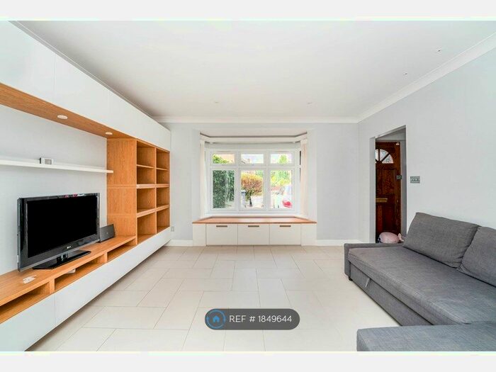 3 Bedroom Semi-Detached House To Rent In Edinburgh Dr, Ickenham, UB10