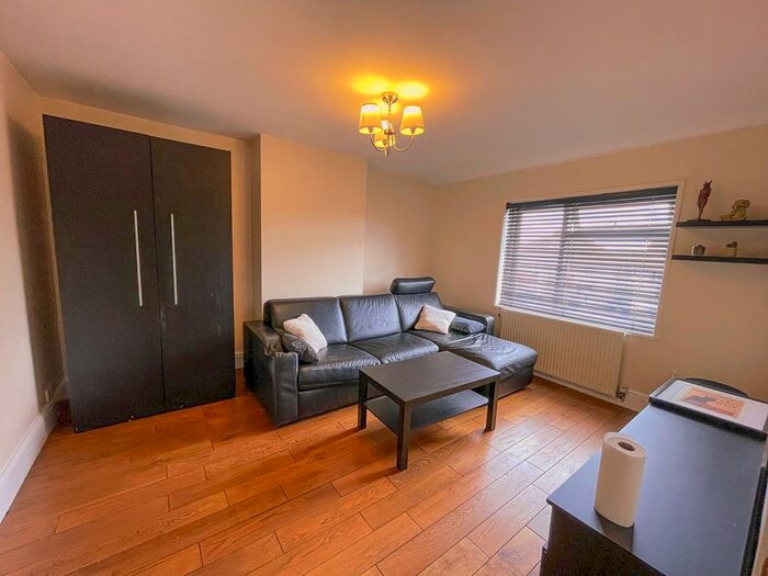 Studio To Rent In Layfield Road, London, NW4