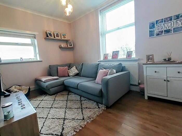 3 Bedroom End Of Terrace House For Sale In Packington Street, Thornton, Bradford, BD13