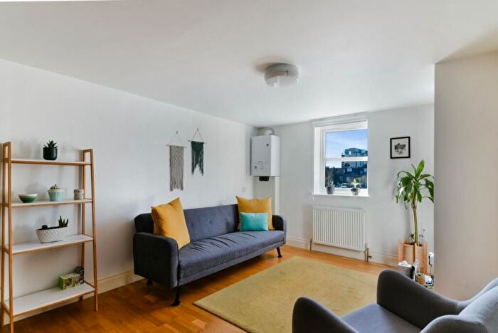 2 Bedroom Property To Rent In Lodge Lane, London, N12