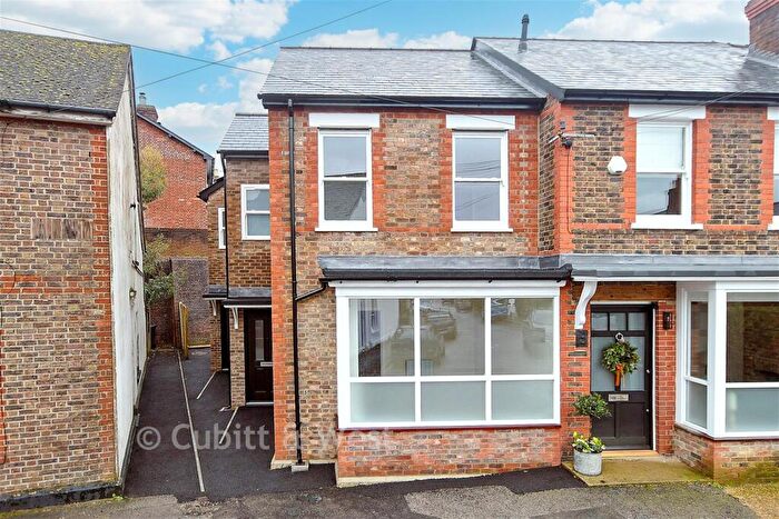 2 Bedroom Ground Maisonette For Sale In Mount Street, Dorking, Surrey, RH4