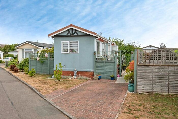1 Bedroom Mobile Home For Sale In Three Star Park, Bedford Road, Lower Stondon, Henlow, SG16