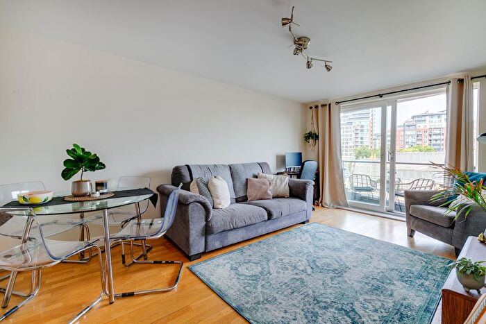 2 Bedroom Flat To Rent In Smugglers Way, London, SW18