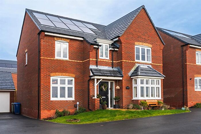 4 Bedroom Detached House For Sale In Tinker Street, Chesterfield, Derbyshire, S43