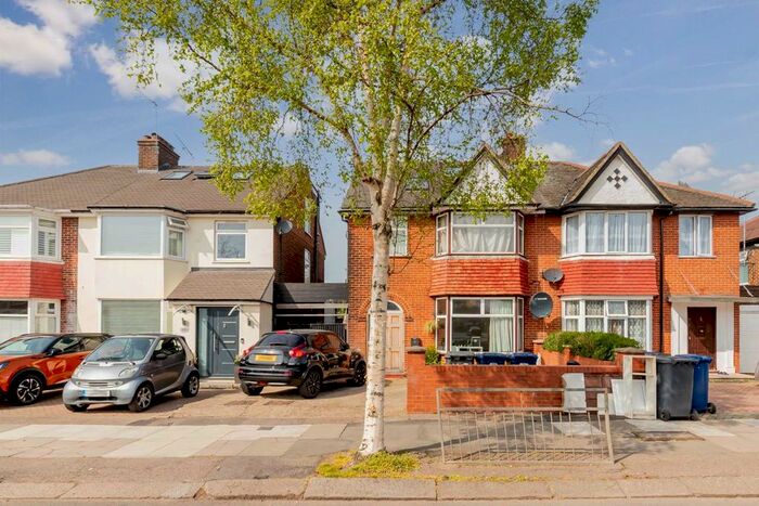 4 Bedroom Property To Rent In The Vale, London, NW11