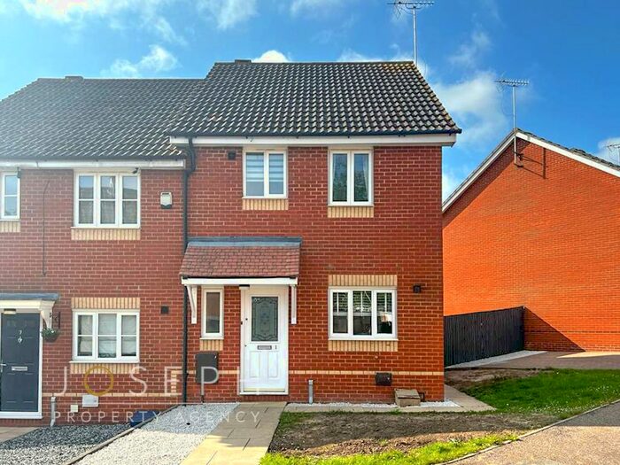 3 Bedroom End Of Terrace House To Rent In Lacewing Close, Pinewood, IP8