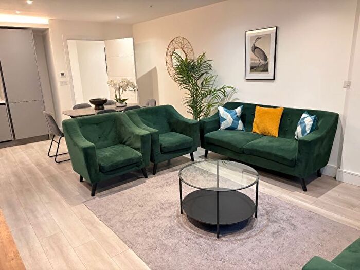 3 Bedroom Flat To Rent In Very Near Gilette Corner Area, Brentford, TW8