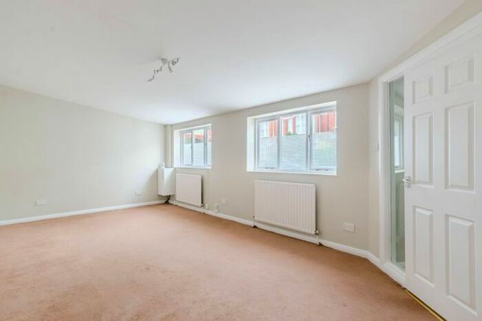 1 Bedroom Bungalow To Rent In Chestnut Grove, Nightingale Triangle, London, SW12