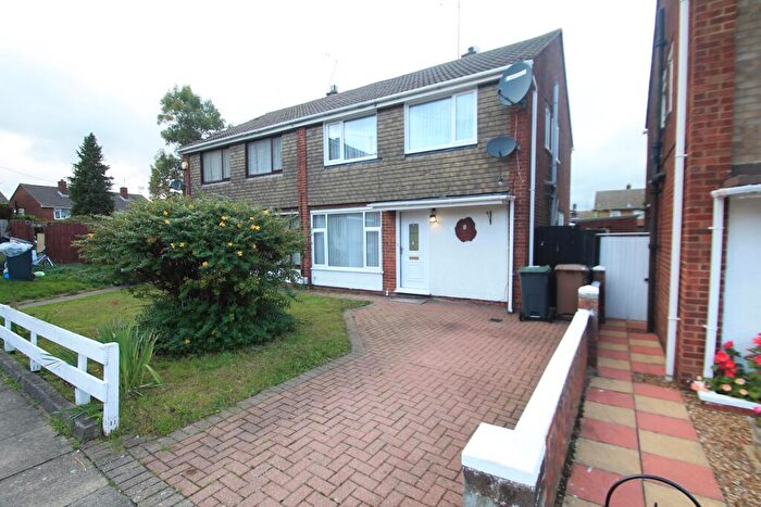 3 Bedroom House To Rent In Angus Close, Luton, LU4