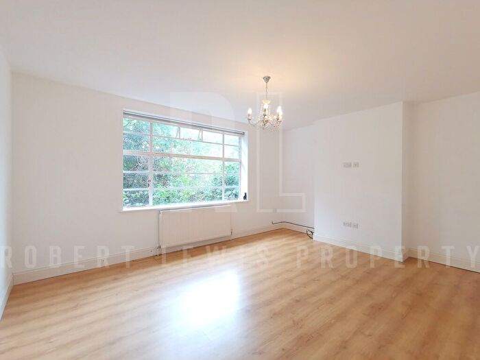 3 Bedroom Flat To Rent In Three Bedroom Apartment – Brookland Rise, London, NW11