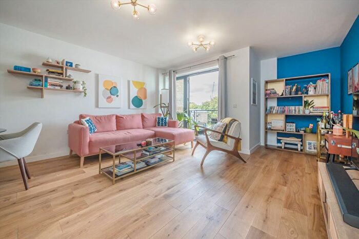 2 Bedroom Flat For Sale In Palmerston Road, Acton, W3