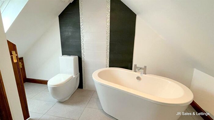 2 Bedroom Detached Bungalow For Sale In Hammondstreet Road, West Cheshunt, EN7