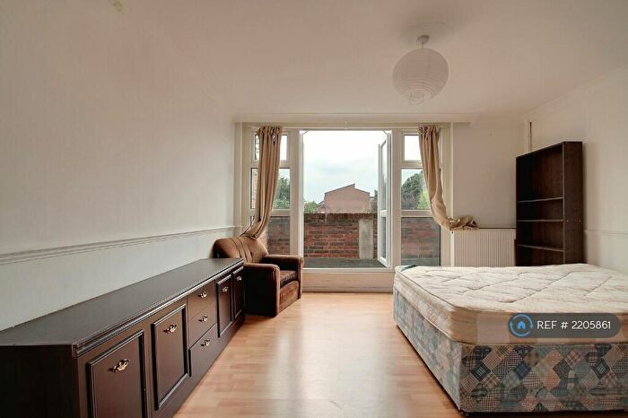 3 Bedroom Maisonette To Rent In Mowatt Close, London, N19