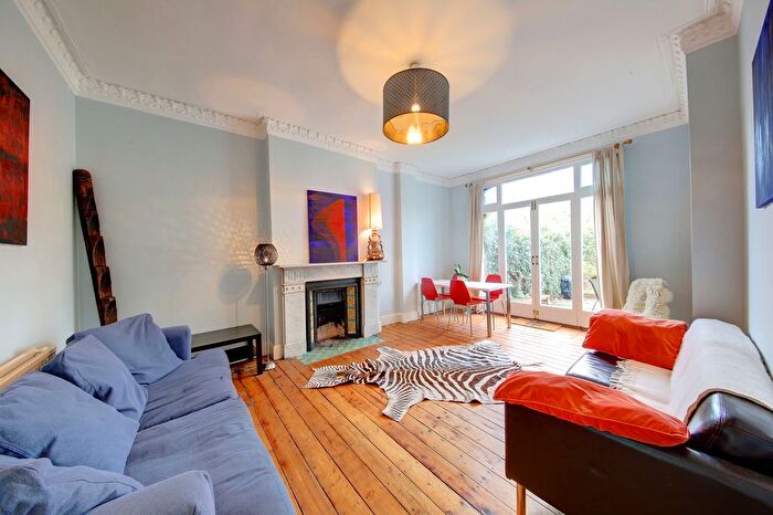 2 Bedroom Flat To Rent In Dyne Road, London, NW6