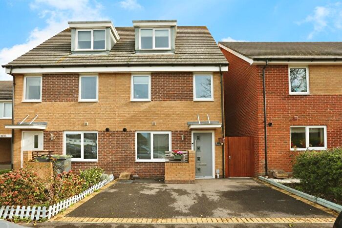 3 Bedroom Town House For Sale In Falcon Meadows Way, Gosport, PO13