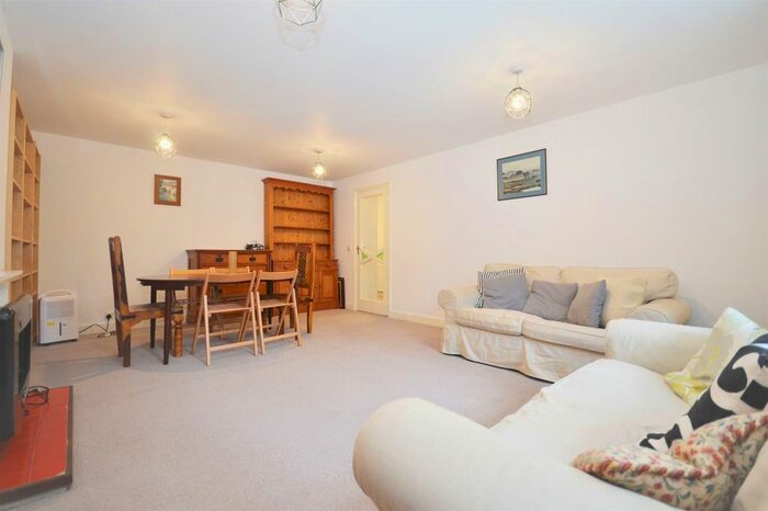 3 Bedroom Flat To Rent In Heathfield Road, London, W3