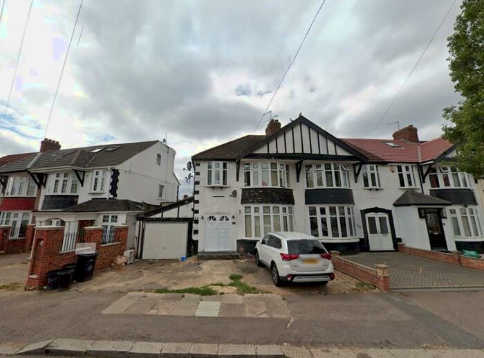 3 Bedroom End Of Terrace House To Rent In Stradbroke Grove, Ilford, IG5