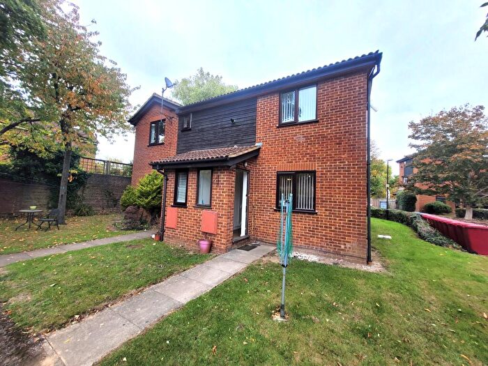 1 Bedroom Apartment To Rent In Mountbatten Close, Slough, SL1