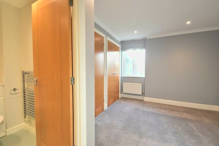 2 Bedroom Apartment To Rent In Monument Hill, Weybridge, KT13