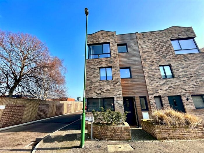 3 Bedroom Town House To Rent In Trent Lane, Sneinton, Nottingham, NG2