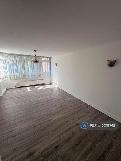 3 Bedroom Flat To Rent In Westchester Court, London, NW4