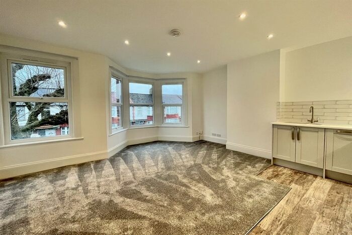 2 Bedroom Flat To Rent In Squires Lane, London, N3