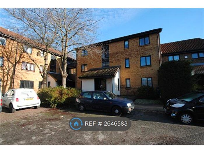 2 Bedroom Flat To Rent In Tanglewood Way, Feltham, TW13