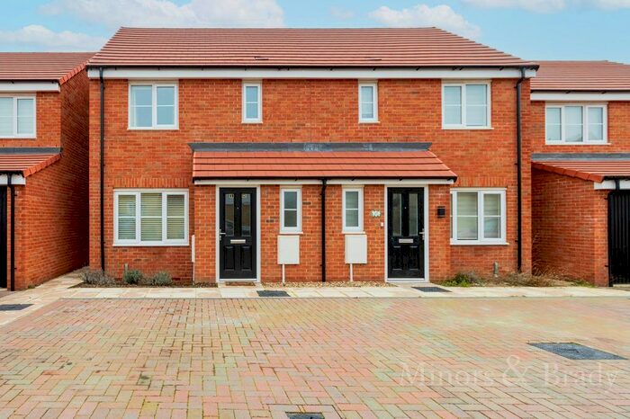 3 Bedroom Semi Detached House To Rent In Bellamy Drive, Bradwell, NR31