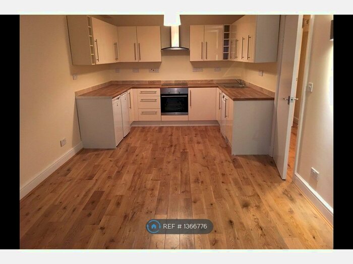3 Bedroom Flat To Rent In , London, SE19