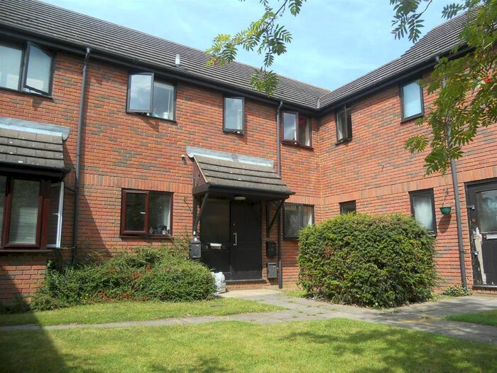 1 Bedroom Flat To Rent In Lovell Court, Irthlingborough, Wellingborough, NN9