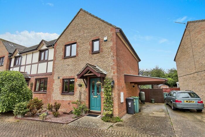 3 Bedroom Semi-Detached House To Rent In Linnet Close, Newport, PO30