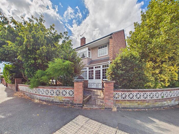 3 Bedroom Semi Detached House For Sale In Yarningale Road, Willenhall, Coventry *Large Corner Plot*, CV3