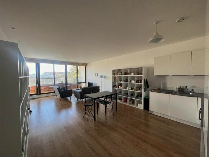 2 Bedroom Flat To Rent In Market Street, Maidenhead, SL6