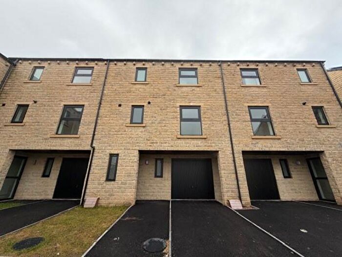 3 Bedroom Town House To Rent In Kinder Close, Thornton, Bradford, BD13