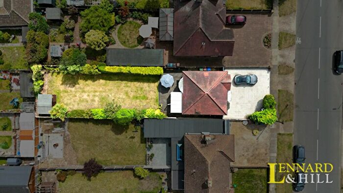 2 Bedroom Detached Bungalow For Sale In King Edward Drive, Woodside, RM16