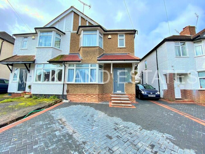 4 Bedroom Semi-Detached House To Rent In Auckland Road, Potters Bar, EN6