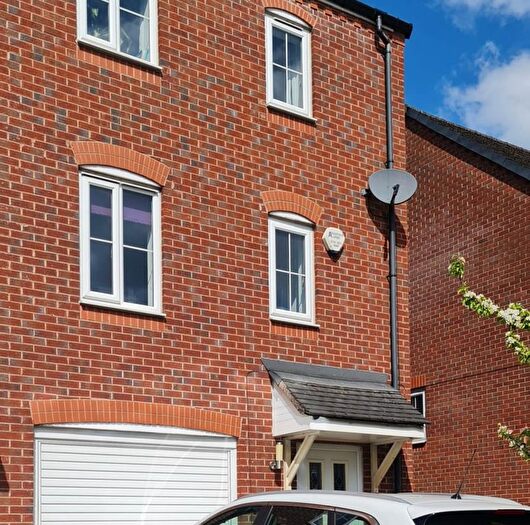 3 Bedroom Semi-detached House For Sale In North Dene Park, Oldham, OL9
