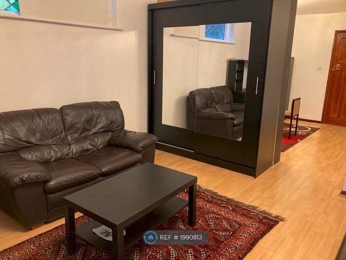 Studio To Rent In Hendon Way, London, NW2