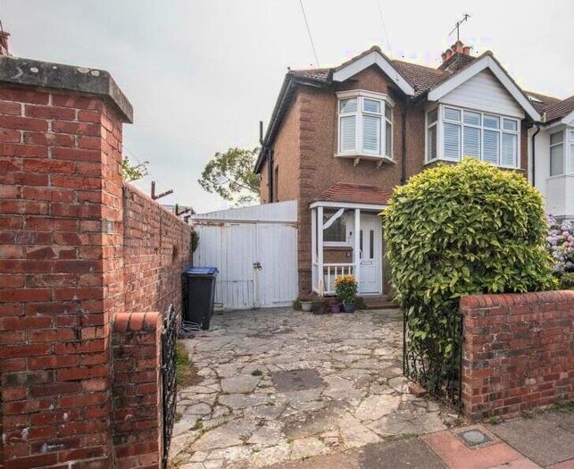 2 Bedroom Flat To Rent In Gaisford Road, BN14