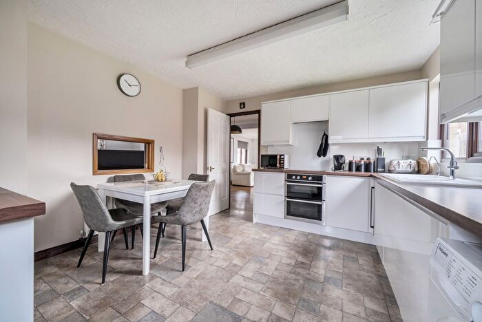 4 Bedroom Detached House For Sale In Harrison Close, Twyford, Reading, Berkshire, RG10