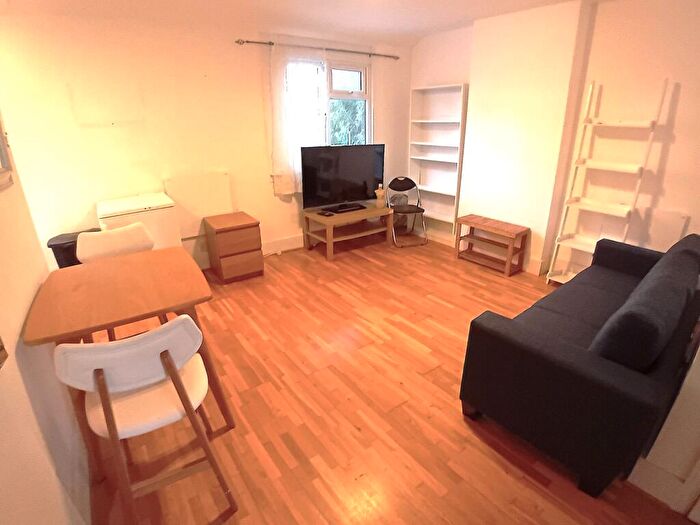 2 Bedroom Flat To Rent In Chichele Road, Cricklewood, London, NW2