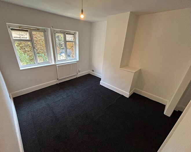 3 Bedroom Flat To Rent In Morden Road, Mitcham, CR4